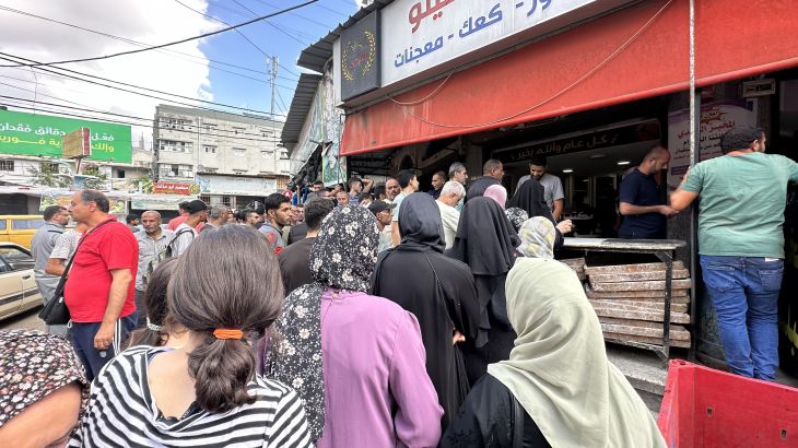 طوابير أمام مخبز في غزة تعكس الأزمة نتيجة الحصار المشدد