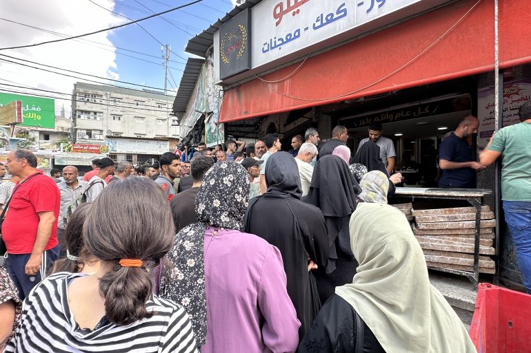 طوابير أمام مخبز في غزة تعكس الأزمة نتيجة الحصار المشدد