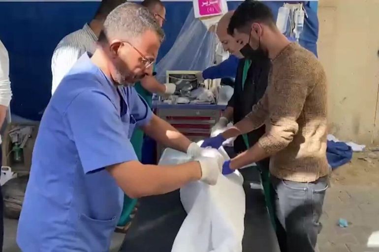 الطواقم الطبية في المستشفى الكويتي برفح تكفن طفلا استشهد في قصف للاحتلال الإسرائيلي