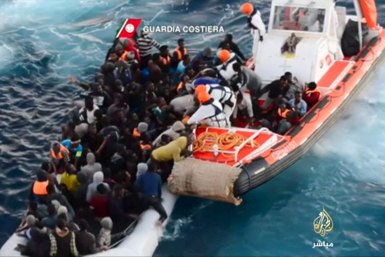 نحو ألف مهاجر تم إنقاذهم من قوارب متهالكة في وسط البحر المتوسط 