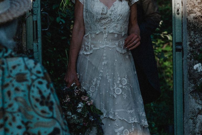 تيس نويل ترتدي فستان الزفاف المفقود