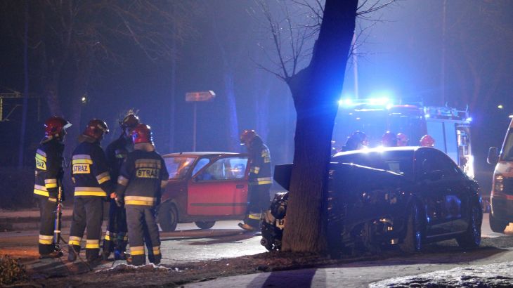 سيارة رئيسة وزراء بولندا بعد اصطدامها بشجرة