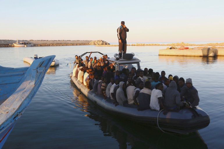 مهاجرون أفارقة أنقذتهم البحرية الليبية 