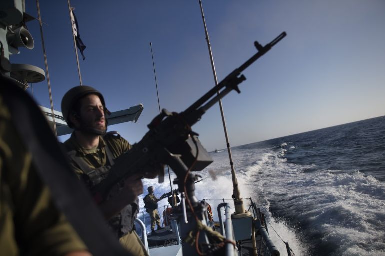 زوارق إسرائيلية استهدفت صيادين ومراكبهم بنيران أسلحتها الرشاشة في بحر رفح