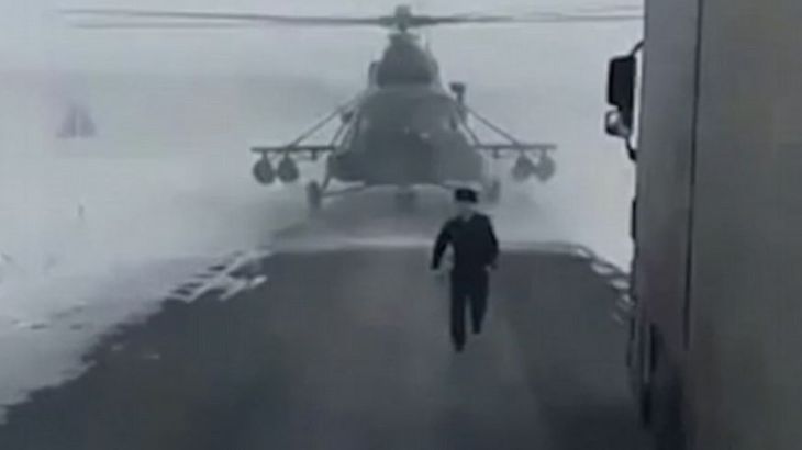 طائرة هيلوكوبتر تهبط على الطريق