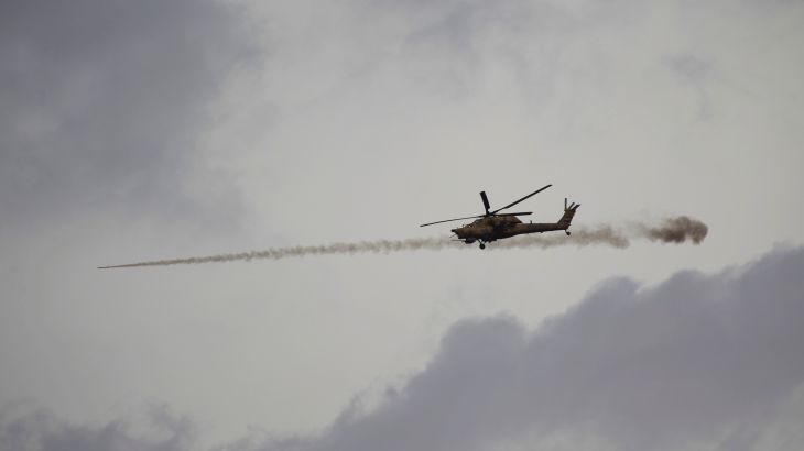 طائرة مروحية تابعة لسلاح الجو العراقي تطلق صاروخا على مقاتلي الدولة الإسلامية خلال معركة في الموصل