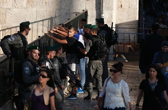 الشرطة الإسرائيلية تفتش شبان فلسطينيين بالقرب من المسجد الأقصى