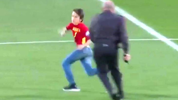 صبي يراوغ الأمن للوصول إلى نجم ريال مدريد