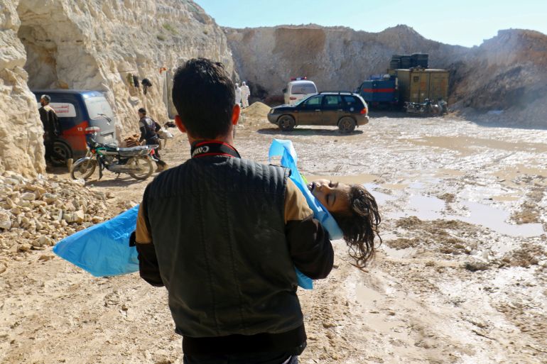 رجل يحمل جثة طفلة ميتة بعد هجوم بالغاز في مدينة خان شيخون في إدلب