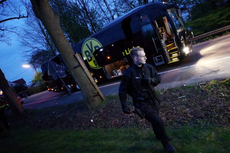 الشرطة بجوار حافلة فريق بوروسيا دورتموند بعد انفجار بالقرب من الفندق قبل المباراة