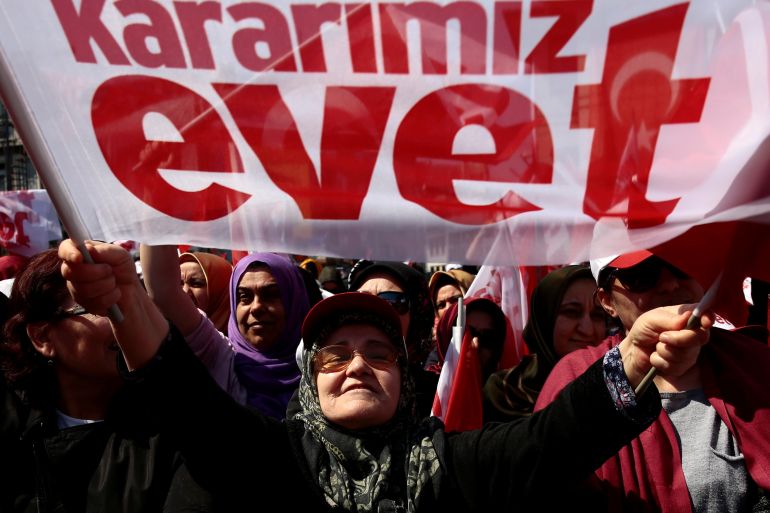 الأتراك صوتوا بـ "نعم" لصالح الاستفتاء على التعديلات الدستورية التي تمهّد لأكبر تغيير في النظام السياسي للبلد