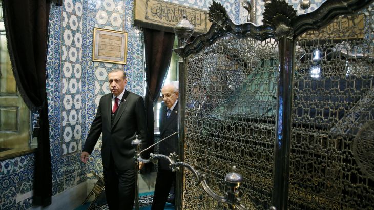 الرئيس التركي رجب طيب أردوغان يزور ضريح الصحابي أبو أيوب الأنصاري