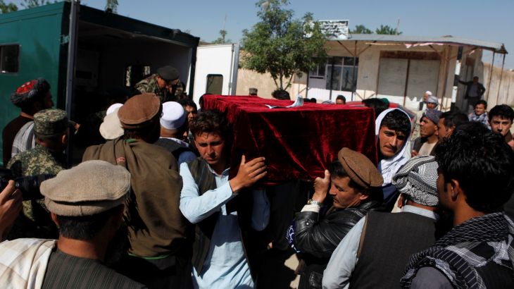 أقارب أحد الضحايا يشيعون الجنازة بعد يوم من الهجوم على مقر للجيش في مزار شريف