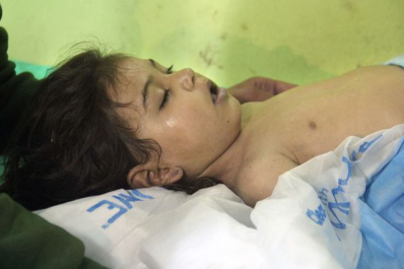 طفلة سورية فاقدة للوعي جراء مجزرة خان شيخون في ريف إدلب بسوريا