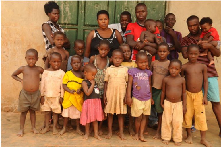 الأوغندية مريم ناباتانزي وسط عدد من أبنائها