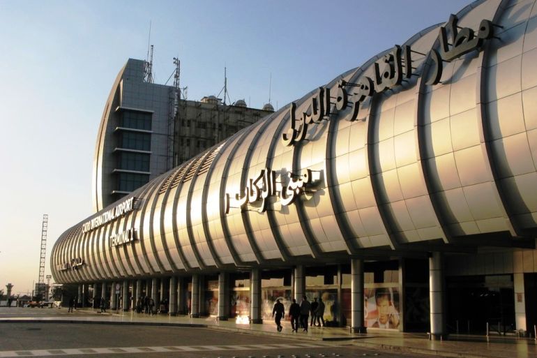 مصادر في مطار القاهرة قالت إن السودان فرض تأشيرات دخول على المصريين الرجال 