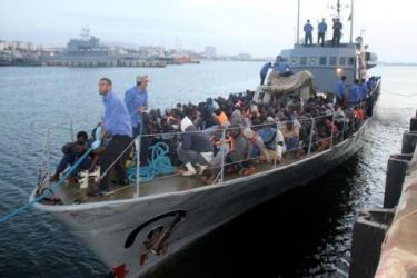 مهاجرون أنقذهم خفر السواحل الليبي في طرابلس يوم الجمعة