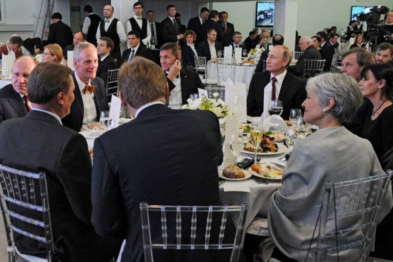 مايكل فلين جالس بجانب بوتين في عشاء فيما يبدو إلى علاقته الوثيقة بالرئيس الروسي
