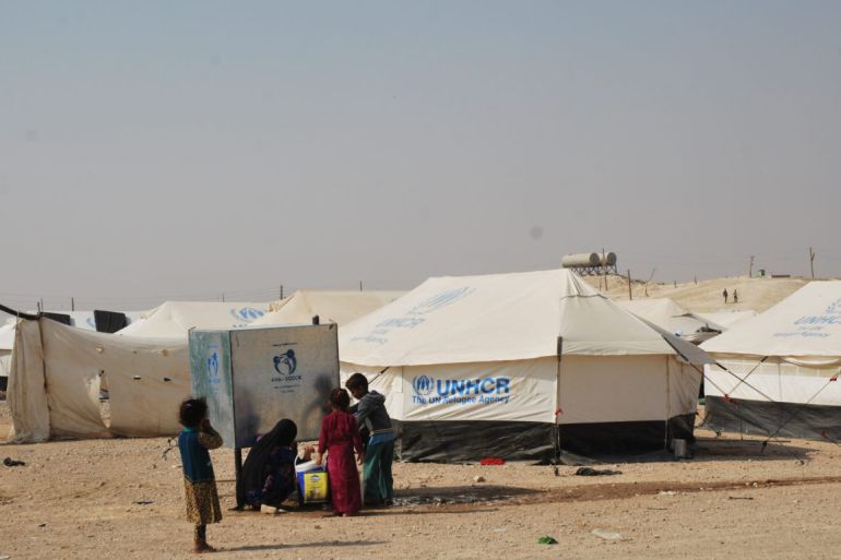 نحو عشرة آلاف مدني فروا إلى مخيم يقع مباشرة إلى الشمال من مدينة الرقة