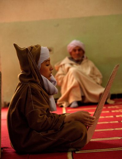 طفل جزائري يقرأ القرآن