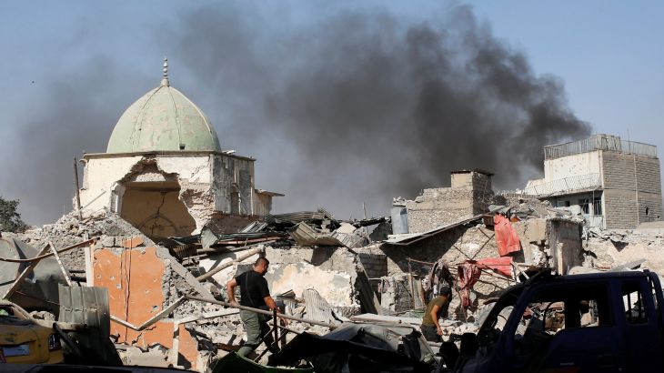 تصاعد الدخان الكثيف من بقايا مسجد النوري الكبير الذي فجره مسلحو تنظيم الدولة الإسلامية 