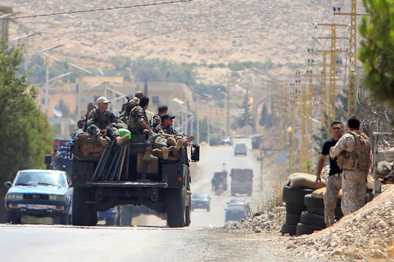 جنود الجيش اللبناني يقومون بدوريات في شارع في لبوي، عند مدخل بلدة عرسال الحدودية، في سهل البقاع الشرقي