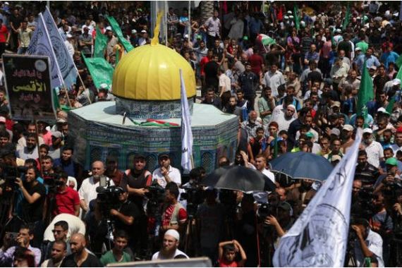 تشهد عدة أحياء في القدس تظاهرات ومواجهات رفضًا لنصب سلطات الاحتلال الإسرائيلي بوابات إلكترونية