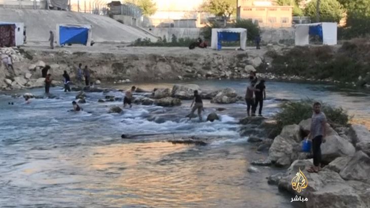 يحصل السوريون على راحة من حرارة الصيف ومن الصراع الدائر الذي يدمر بلادهم عند نبع ماء قريب في بلدة دركوش