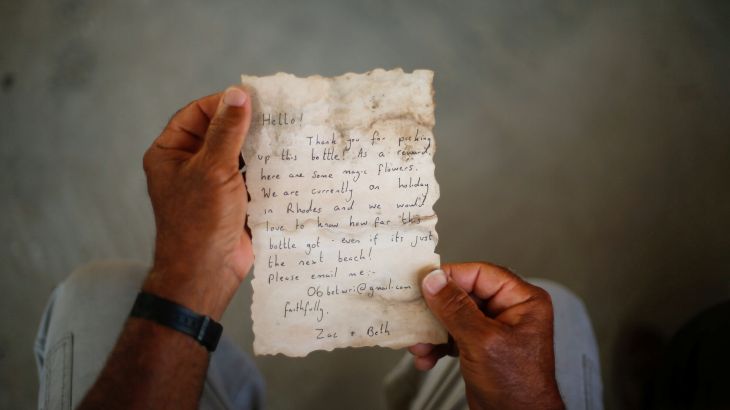 صياد فلسطيني يعثر على رسالة في زجاجة