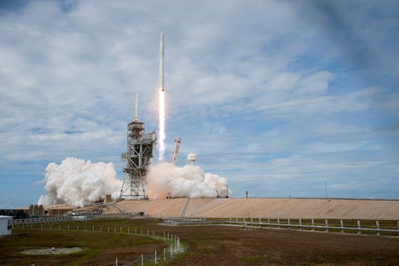 إطلاق صاروخ الفضاء "سبيس إكس" وعلى متنه القمر "غانا-سات 1"