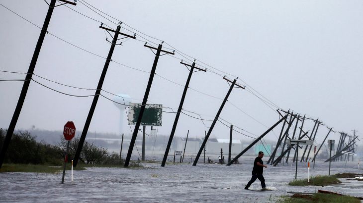 تسبب الإعصار هارفي في دمار كبير وعزل مدينة هيوستن