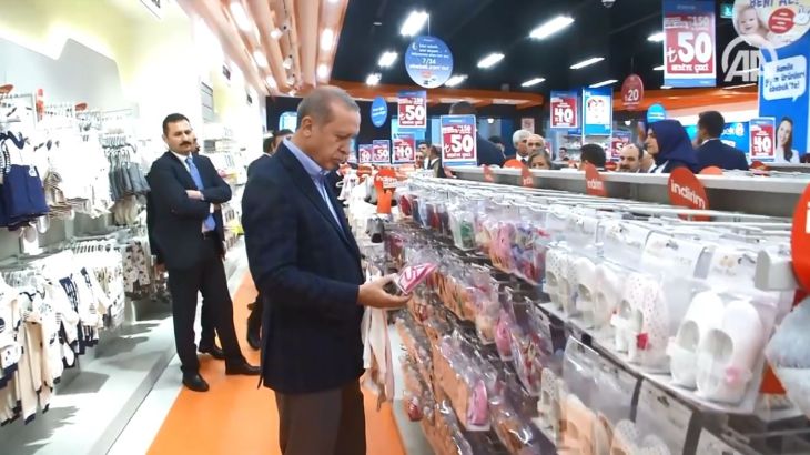 أردوغان يشترى هدية من أجل حفيدته ابنة سمية أردوغان بيرقدار التي ولدت في 13 أغسطس/آب الماضي.