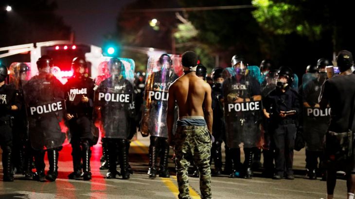 احتجاجات في مدينة أمريكية بعد بتبرئة شرطي سابق من قتل شاب أسود