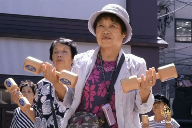 مجموعة من المسنين في اليابان في مزار بوسط العاصمة طوكيو لممارسة تدريبات رياضية 