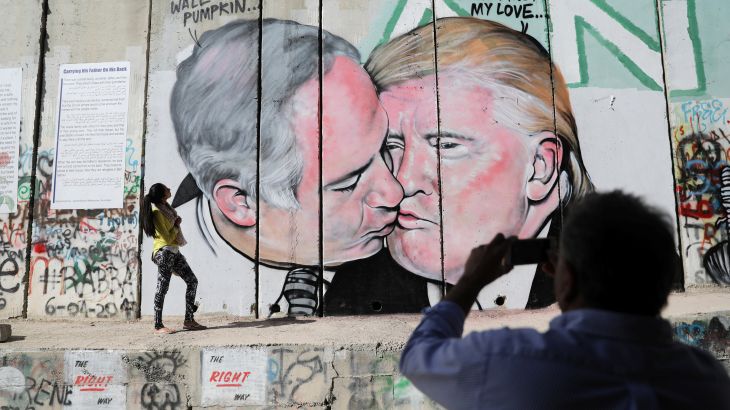 قُبلة بين ترامب ونتنياهو أحدث غرافيتي على جدار الفصل العنصري الإسرائيلي العازل في الضفة