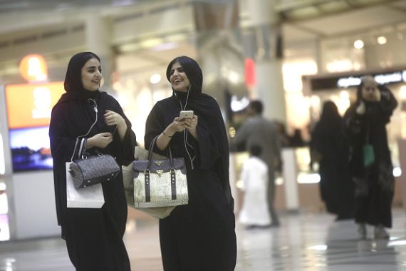 نساء يتسوقن في مجمع تجاري بالعاصمة السعودية الرياض
