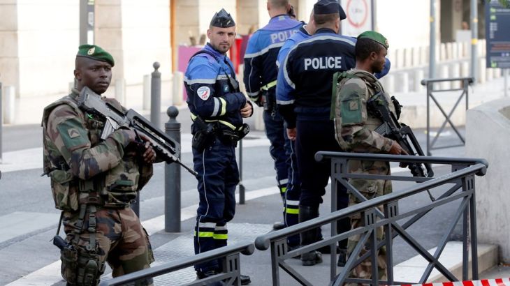 عناصر من الجيش والشرطة الفرنسية بالقرب من محطة القطارات في مرسيليا