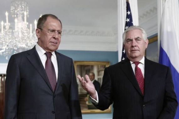 وزير الخارجية الأمريكي تيلرسون (يمين) إلى جانب وزير الخارجية الروسي لافروف (يسار) - أرشيفية