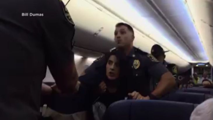 الشرطة الأمريكية طردت امرأة مسلمة حاملاً من على متن طائرة بعد أن شكت من وجود كلبين بالرحلة