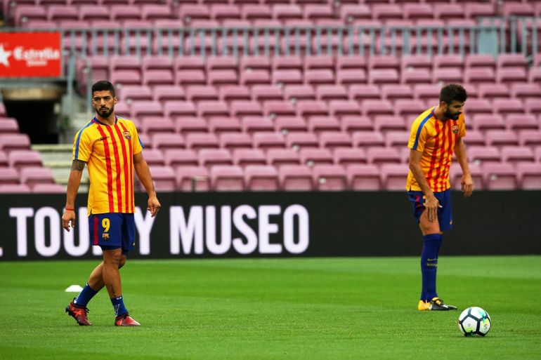لاعبو برشلونة يرتدون قمصانًا عليها علم كتالونيا قبل مباراة لاس بالماس