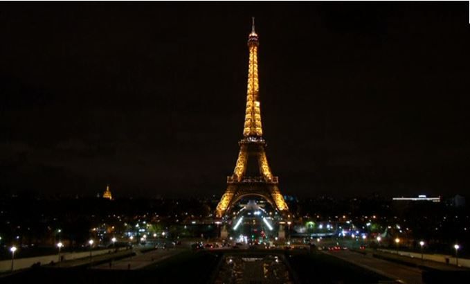 أُطفئت أنوار "برج إيفل" في باريس تضامنا مع ضحايا ومصابي هجوم على مسجد الروضة بالعريش في مصر