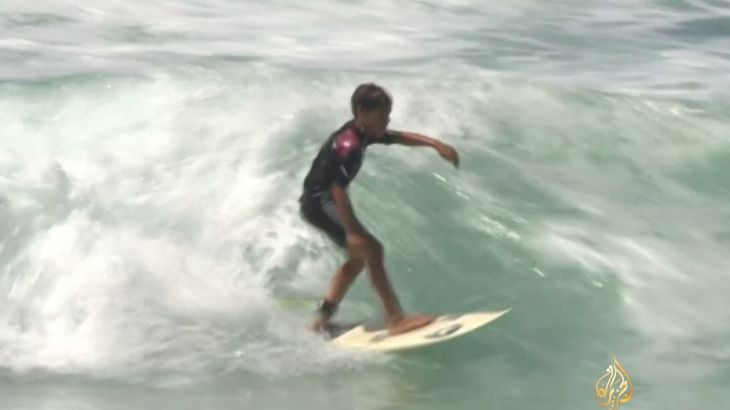 الفتى البرازيلي ريكسون فالكاو ابن السنوات العشر في مياه المحيط 