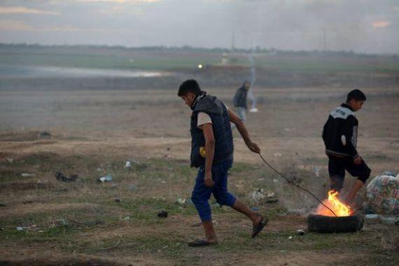 المتظاهرون الفلسطينيون يتصادمون مع جنود الاحتلال الإسرائيلي على الحدود مع المحتل في غزة