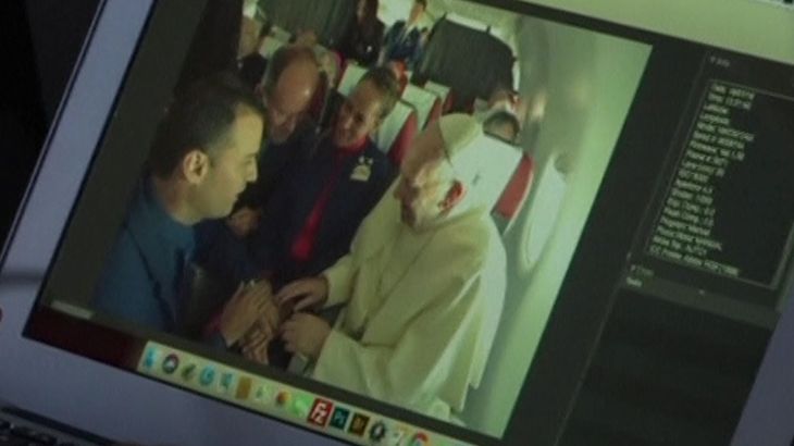 بابا الفاتيكان يجري مراسم زواج على ارتفاع 36 ألف قدم