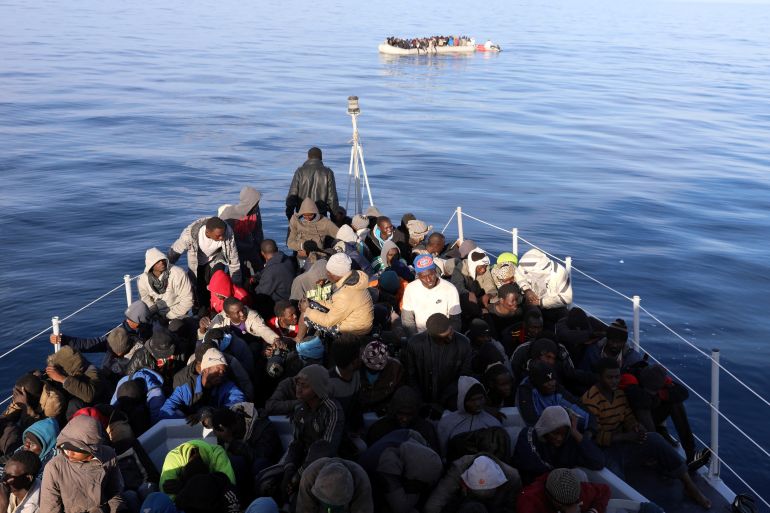 مهاجرون أنقذهم حراس السواحل الليبيون في البحر الأبيض المتوسط قبالة سواحل ليبيا (أرشيفية)