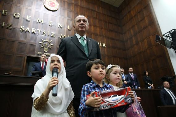 الرئيس التركي رجب طيب أردوغان يقدم هدايا للأطفال خلال اجتماع سابق لحزبه