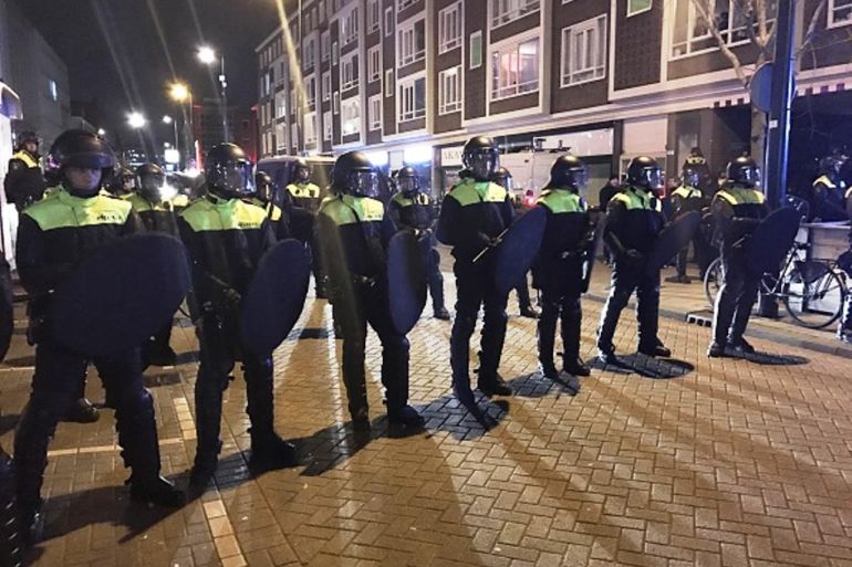 الشرطة الهولندية خلال مظاهرات الأتراك في مدينة روتردام العام الماضي