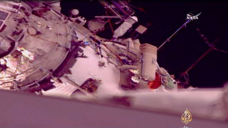 رائدان روسيان يقومان بالسير في الفضاء خارج المحطة الدولية