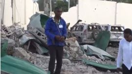 18 شخصا قتلوا في انفجار سيارتين ملغومتين في العاصمة الصومالية مقديشو 
