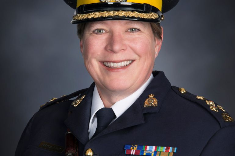 بريندا لوكي، أول امرأة تتولى قيادة شرطة الخيالة الملكية في كندا
